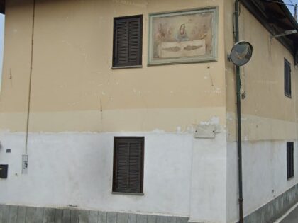 PIOBESI (To). Immagine sindonica su edificio privato in via Torino 1, angolo via San Giovanni Bosco.