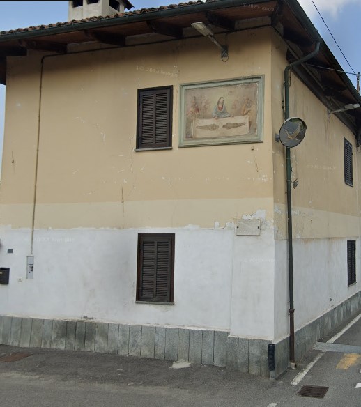PIOBESI (To). Immagine sindonica su edificio privato in via Torino 1, angolo via San Giovanni Bosco.