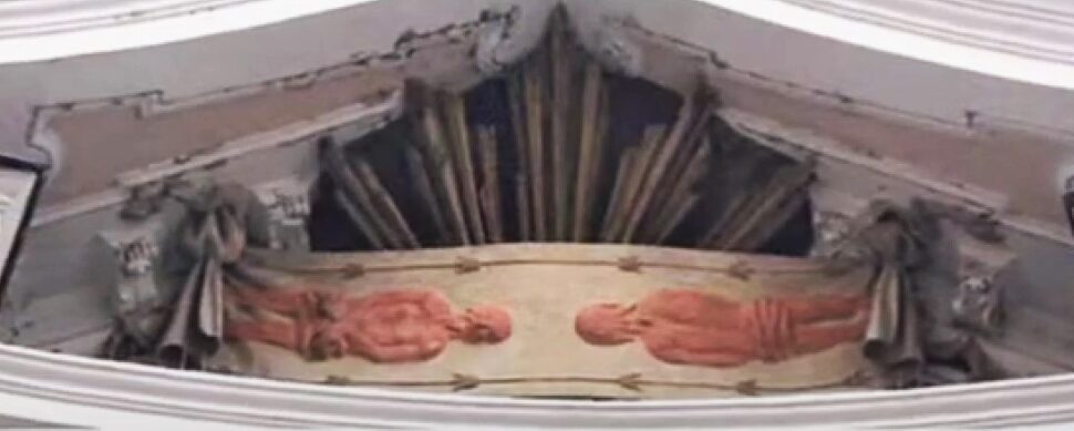 TORINO Chiesa del SS. Sudario, bassorilievo raffigurante la Sindone.