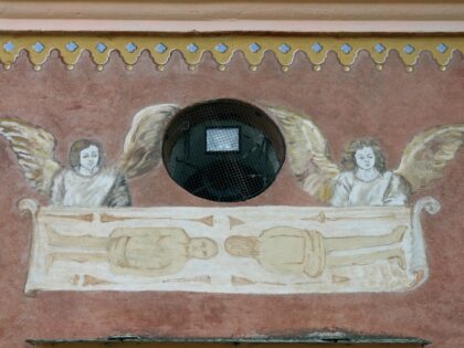 BARGE (CN), fraz. Comba. Cappella di S. Pietro, con immagine sindonica in facciata.