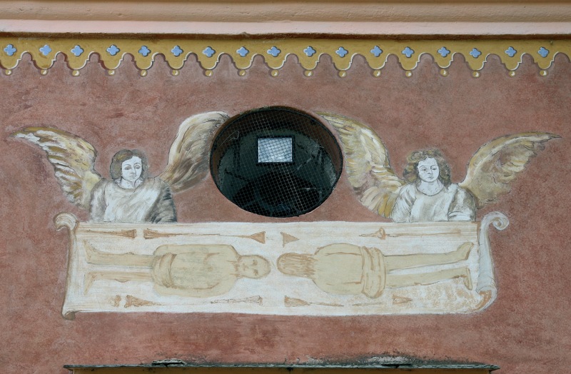 BARGE (CN), fraz. Comba. Cappella di S. Pietro, con immagine sindonica in facciata.