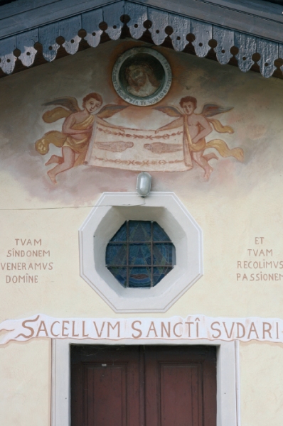 BARGE (CN), fraz. Assarti. Cascina con cappella con immagine sindonica.