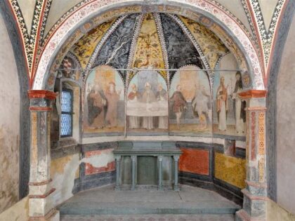 LAGNASCO (Cn). Cappella di San Gottardo con iconografia della Sindone retta da tre vescovi.