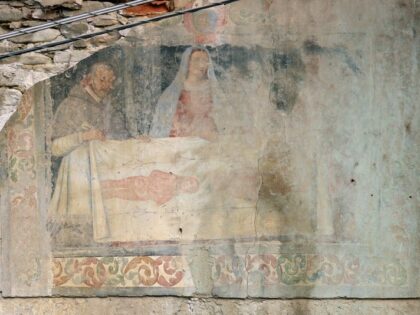 CLAVESANA (CN). Casa privata. Strada principale, con immagine sindonica.