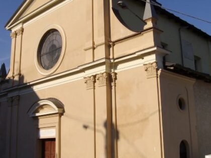 GIAVENO (TO), Borgata Maddalena. Chiesa di Santa Maria Maddalena con rilievo a tema sindonico.