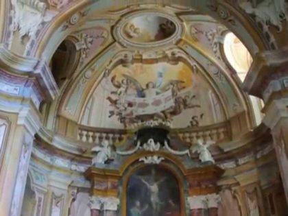 MAGLIANO ALFIERI (Cn). Cappella del Ss. Crocifisso, con immagine sindonica.